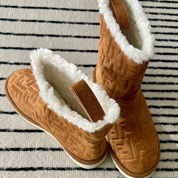 SOLD!! Fendi Women's Camel Shearling Winter Boots - Picture 3 of 6